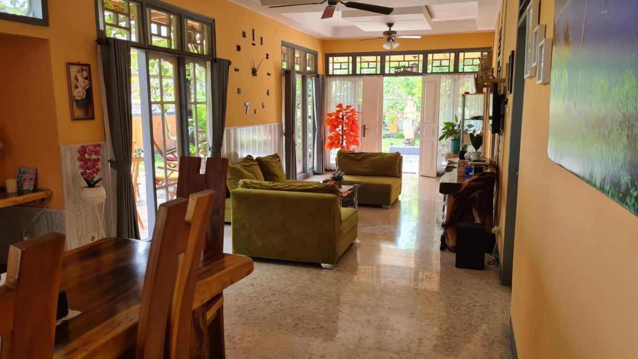 Dewi Sri Guesthouse Mataram Exterior photo