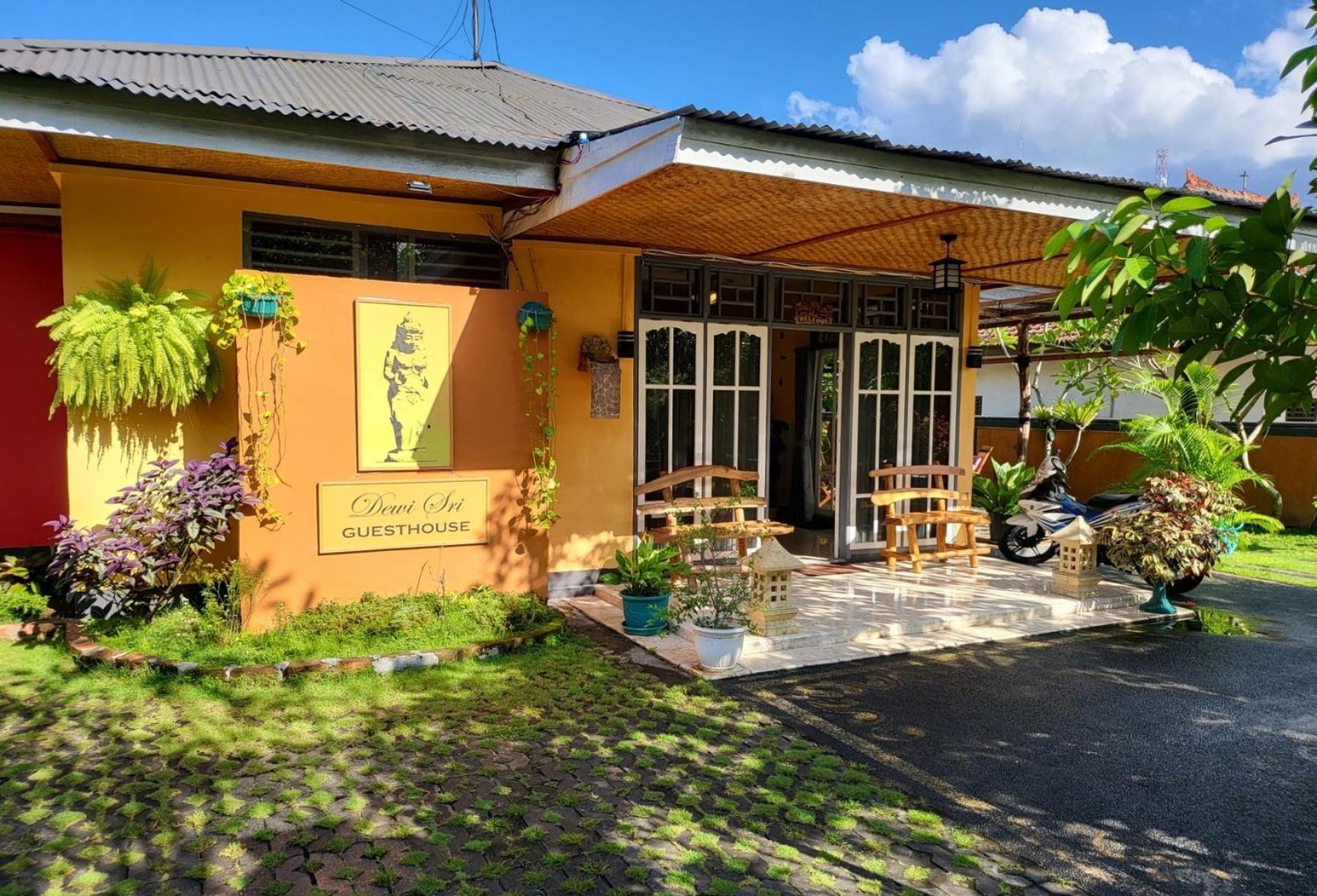 Dewi Sri Guesthouse Mataram Exterior photo