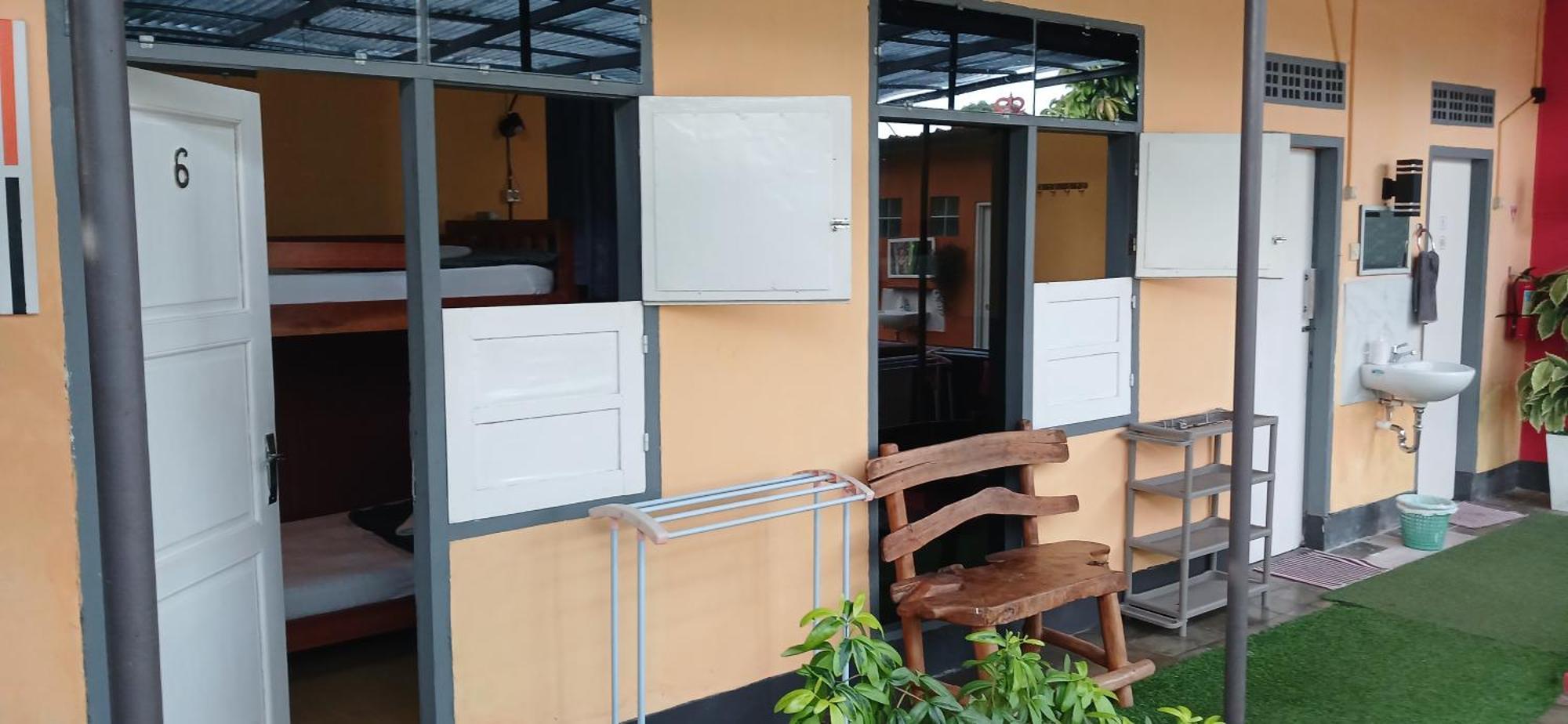 Dewi Sri Guesthouse Mataram Exterior photo